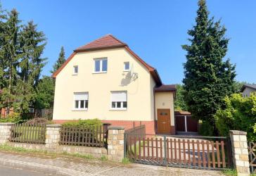 Charmantes Haus mit Sanierungspotential auf großem Grundstück