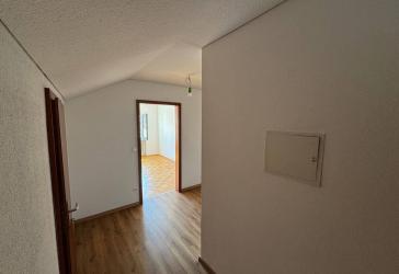 Helle, geräumige und frisch sanierte 2,5 Zimmer-Dachgeschosswohnung
