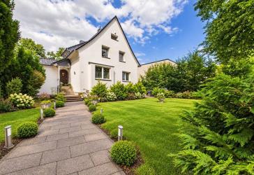 Kernsaniertes Einfamilienhaus in exklusiver Feldrandlage - Blick ins Naturschutzgebiet