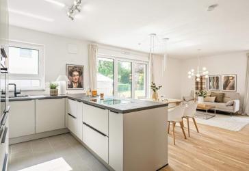 Inkl. Einbauküche: Moderne 4-Zimmer-Neubau-Wohnung mit eigenem Garten