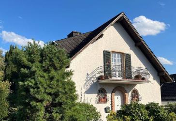 Ein Zuhause mit Charakter-repräsentatives Einfamilienhaus mit großem Wohnbereich, Kamin, zwei Balkonen und 600 m² Grundstück
