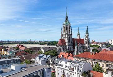 Einzelstück im Altbau. Kernsaniertes Dachgeschoss mit Blick auf St. Paul.