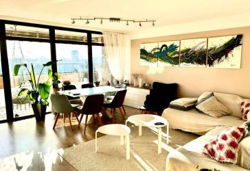 Modern sanierte 4‑Zimmer‑Wohnung mit Einbauküche und großem Balkon