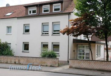 Zweifamilienhaus mit Garten und drei Garagen!!!