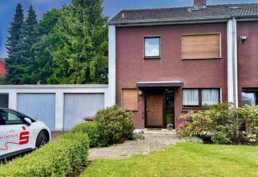 Erbpacht: Gepflegtes Reihenendhaus mit ausgebautem Dachgeschoss, Garage und schönem Garten