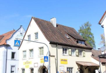Stadthaus mit 238 m² Gewerbeeinheit und 2 Wohnungen
