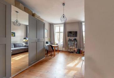 Kompakte Altbau-Wohnung mit Außenfläche und klassischem Wohncharakter