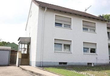Reserviert! Zweifamilienhaus (Doppelhaushälfte) mit Entwicklungspotential in ruhige Lage!