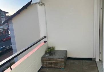 Moderne 3-Zimmer-Wohnung am Stadtrand mit sonnigem Balkon, optional mit Garage.