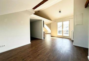 Großzügig geschnittene und helle 4,5 Zimmer Wohnung mit Balkon direkt am ehemaligen Art-Hotel.