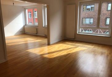 Lichtdurchflutete, großzügige 3-Zimmerwohnung mit Balkon und Parkett -nur schriftliche Anfragen -