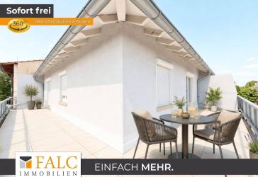 Großer Sonnenbalkon über den Straßen der Stadt