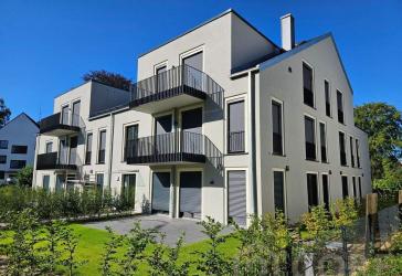 Direkt einziehen und wohlfühlen: 2-Zimmer-Eigentumswohnung mit EBK, großer Terrasse & PKW-Stellplatz