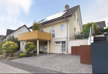 Freistehender Familientraum mit Photovoltaikanlage