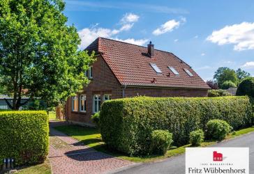 Charmantes Wohnhaus im Landhausstil mit zwei Garagen im Grünen