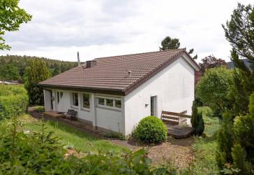 Schönes gepflegtes Einfamilienhaus mit Garten & Garage in Steinborn