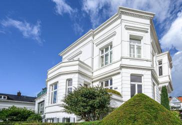 Repräsentative Jugendstillvilla mit besten Elbblicken-courtagefrei