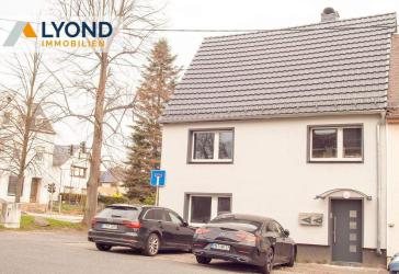 Modernisiertes Einfamilienhaus mit Einliegerwohnung, Terrasse, Balkon und Garage