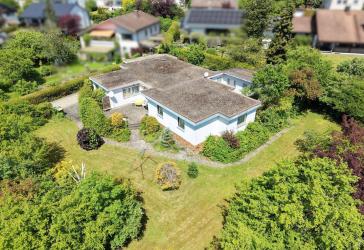Großzügiger Winkelbungalow auf traumhaft eingewachsenem 1.626 m² großem Grundstück in begehrter Lage