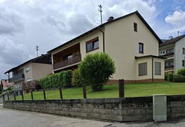 Gepflegtes Zweifamilienhaus mit zwei getrennten Wohneinheiten von Privat zu verkaufen