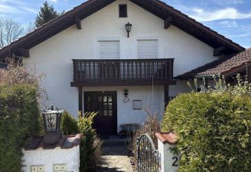 Viel Platz für Ihre Ideen - Großzügiges Anwesen mit Bachlauf und 1.360 m² Grundstück