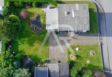 Platz für die ganze Familie mit Wintergarten, zwei Garagen und Einbauküche in Titz-Rödingen!