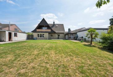 Stilvoll modernisiert mit viel Wohn- und Gartenfläche