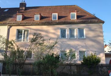 Helle Einliegerwohnung mit hohen Räumen und Blick ins Grüne