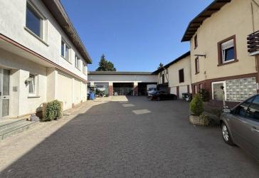 Die perfekte Wahl für Wohnen & Betrieb auf einem Grundstück! 2 Häuser, große Lagerhalle und Garten!