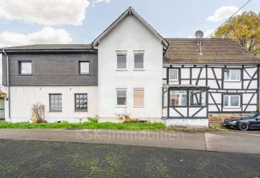 Großzügiges Einfamilienhaus mit separater, vermieteten Einheit und weiteren Nutzungsmöglichkeiten.