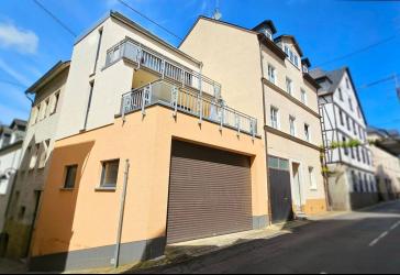 Großes Einfamilienhaus mit 2 Terrassen, Weinbergblick und Doppelgarage inmitten der Zeller Altstadt