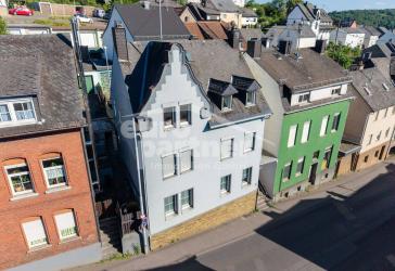 Kapitalanlage: Renoviertes 3-Parteienhaus in zentraler Lage von Idar!