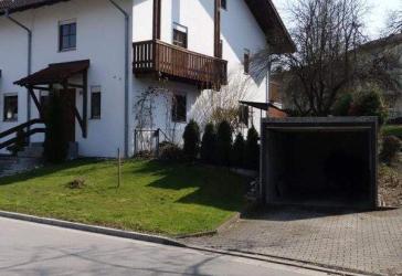 Sonniges Reiheneckhaus mit Garten und Garage