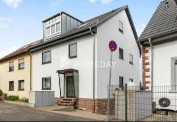 Saniertes Mehrgenerationenhaus in Karlsruhe mit Garten, Pool, PV-Anlage und Vermietungsoption