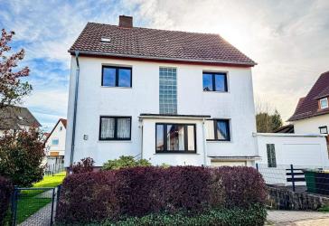 Attraktives Ein- bis Zweifamilienhaus mit Garten und Garage in Kaufungen