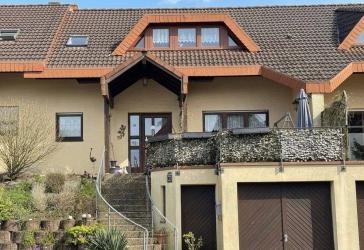Familienfreundliches Reihenhaus mit 3 Schlafzimmer- Terrassen und Garage