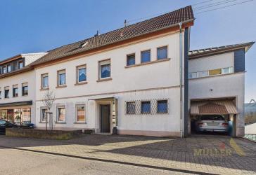 Zweifamilienhaus mit zwei Wohneinheiten an Kapitalanleger zu verkaufen