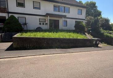 Großzügiges Haus mit 3 Wohneinheiten, 4 Bädern, Garten & Kapitalanlage-Potenzial