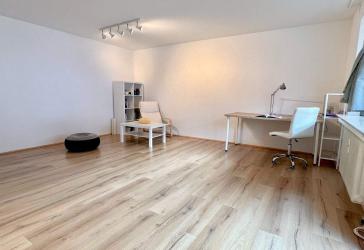 Helle 2-Zimmer-Wohnung mit Balkon, Aufzug und Stellplatz in gepflegtem Mehrfamilienhaus