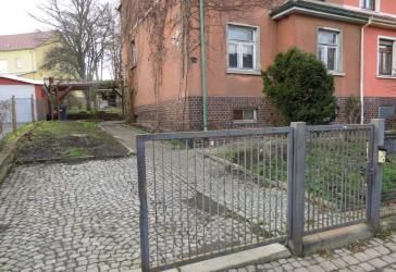 Stilvolles Einfamilienhaus (DHH) mit Zufahrt, Carport und Hausgarten in beliebter Wohnlage von Werdau zu verkaufen! D...