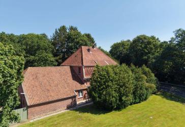 Ländliche gelegenes, großzügiges Wohnhaus mit zwei vermieteten Wohneinheiten, großem Grundstück und Nebengebäude!