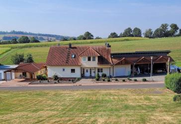 TOLLE RANDLAGE!!! Großes, modernes Wohnhaus in angenehmer Lage