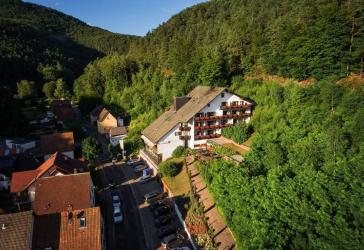 Erfolgreiches Hotel im Pfälzerwald mit 28 Zimmern etabliertes Ferienhotel mit Erweiterungspotenzial
