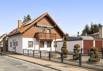 Geräumiges Einfamilienhaus mit Einliegerwohnung, Wärmepumpe und Photovoltaikanlage in schöner Lage