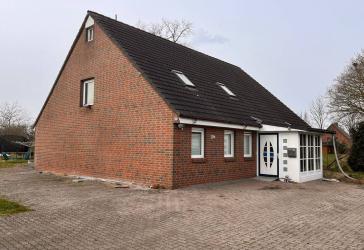 Einfamilienhaus auf großem Grundstück mit Bauplatz