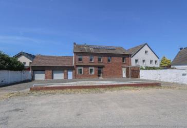 Vielseitiges Wohnhaus mit Entwicklungspotenzial und grünem Garten