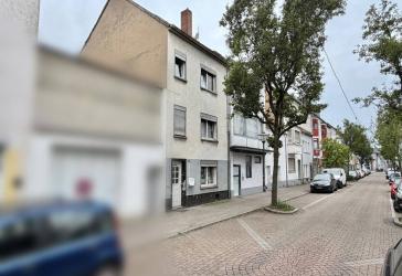 Sanierungsbedürftiges Ein- bis Zweifamilienhaus mit viel Potenzial