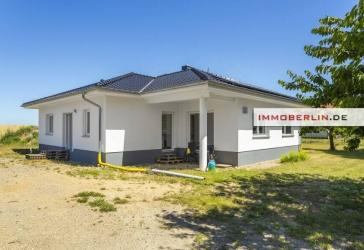 IMMOBERLIN.DE - Moderner Bungalow mit traumhaftem Sonnengarten & verpachtetem Land