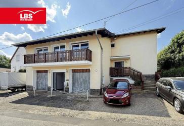 Freistehendes Zweifamilienhaus mit zwei Garagen in Split-Level-Bauweise