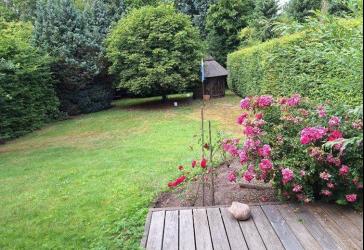 Zweifamilienhaus mit Keller, Balkon und großem Garten